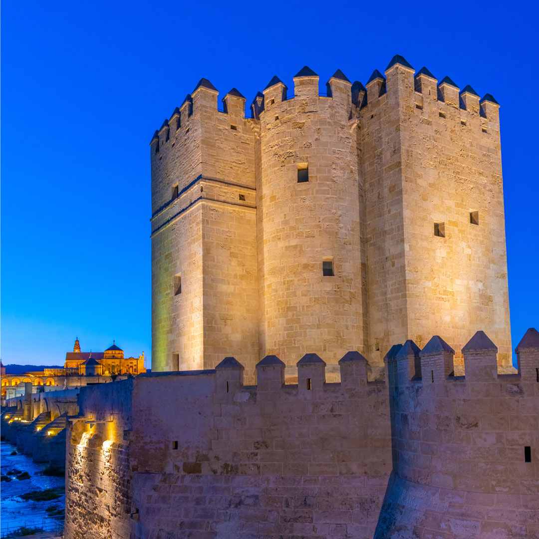 Torre de la Calahorra, situada en el extremo sur del Puente Romano
